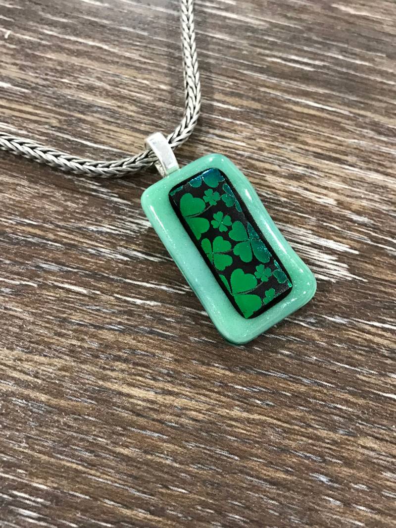 Grünes Kleeblatt Dichroic Glas Anhänger, Minimalist Geschenk Für Mama, Halskette, Schmuck Zubehör, Shamrock Halskette Grünes Kleeblatt Dichroic Glas Anhänger, Minimalist Geschenk Für Mama, Halskette, Schmuck Zubehör, Shamrock Halskette von MidwayMercantileCo