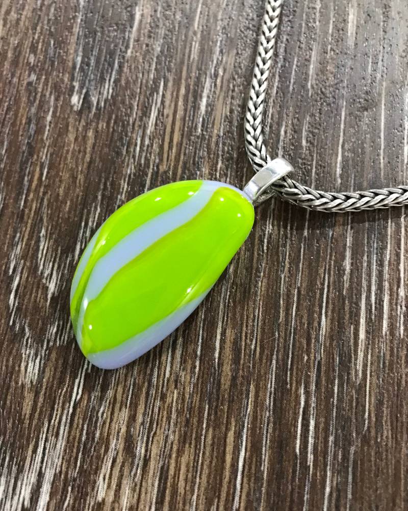 Lila & Lime Grün Geschmolzene Glas Anhänger, Trendy Frühling Schmuck, Mehrfarbiger Illusion Schmuck Zubehör, Dichroic Lila & Lime Grün Geschmolzene Glas Anhänger, Trendy Frühling Schmuck, Mehrfarbiger Illusion Schmuck Zubehör, Dichroic von MidwayMercantileCo