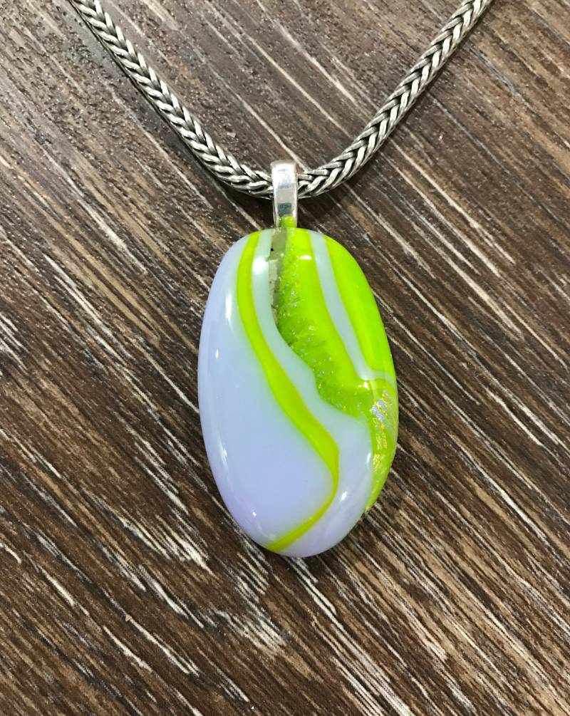 Lime Grün & Lila Fusing Glas Anhänger, Brautjungfer Geschenk, Minimalist Geschenk Für Sie, Minimal Schmuck Lime Grün & Lila Fusing Glas Anhänger, Brautjungfer Geschenk, Minimalist Geschenk Für Sie, Minimal Schmuck von MidwayMercantileCo
