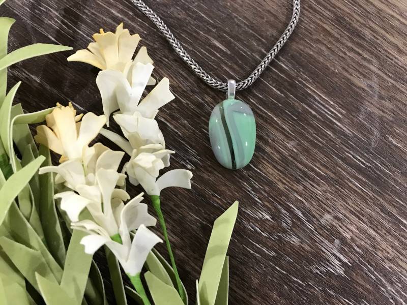 Mintgrün & Grau Geschmolzene Glas Anhänger, Dichroic Glas, Zarte Brautjungfer Schmuck, Minimale Schmuck Geschenk Für Sie Mintgrün & Grau Geschmolzene Glas Anhänger, Dichroic Glas, Zarte Brautjungfer Schmuck, Minimale Schmuck Geschenk Für Sie von MidwayMercantileCo