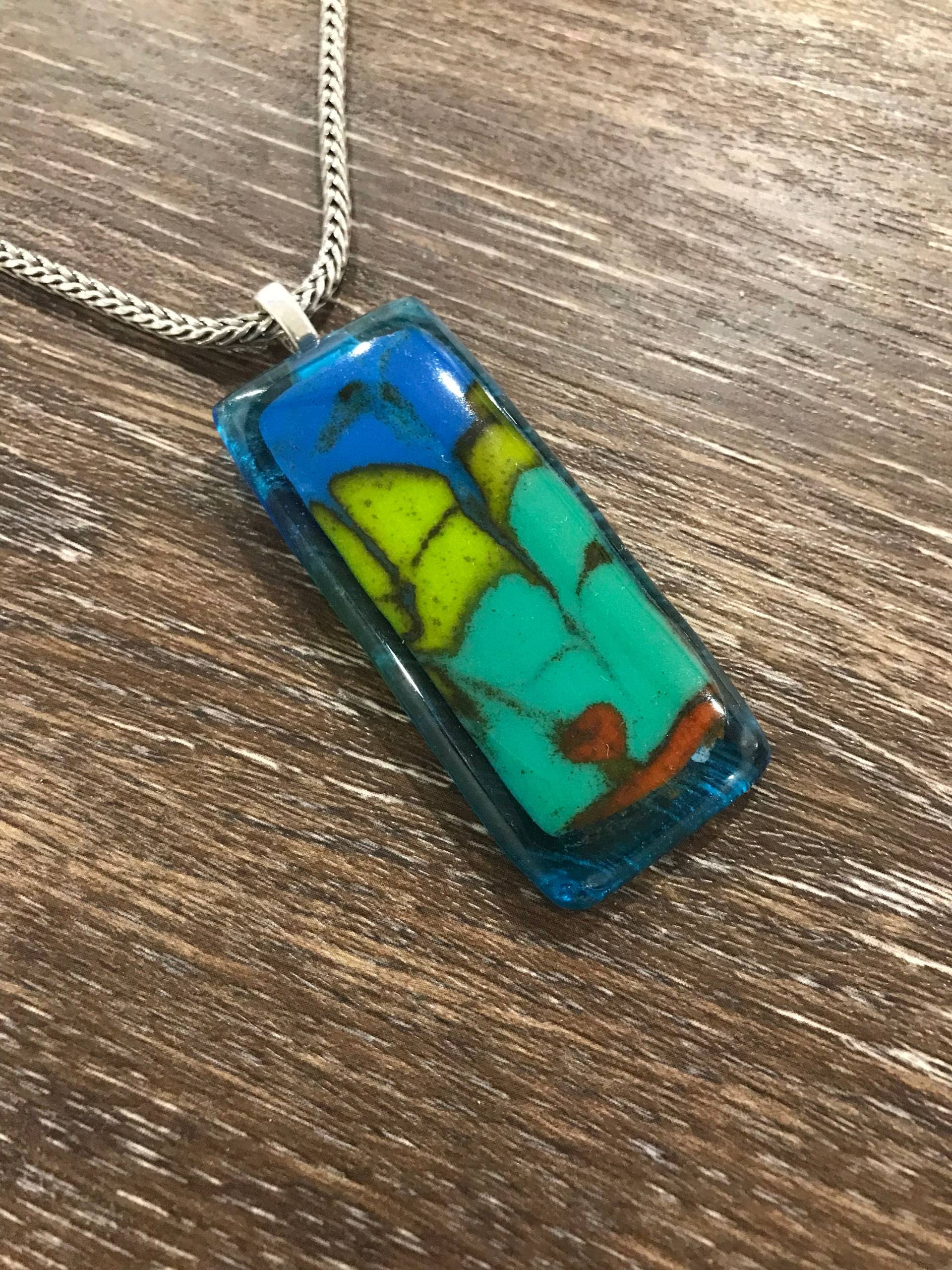 Multi Color Glass Geschmolzener Anhänger, Blau Gelb Grün Orange Illusion Schmuck, Glas Halskette, Minimalist Boho Schmuck Multi Color Glass Geschmolzener Anhänger, Blau Gelb Grün Orange Illusion Schmuck, Glas Halskette, Minimalist Boho Schmuck von MidwayMercantileCo