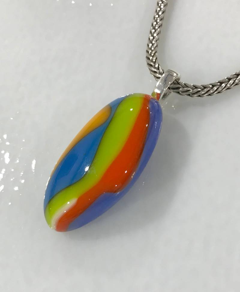 Multi Farbe Geschmolzenes Glas Anhänger, Ay Pride Regenbogen Baby, Schmuck, Minimalist Anhänger Halskette, Statement Schmuck von MidwayMercantileCo