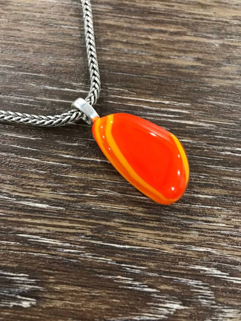 Orange & Gelb Geschmolzener Glas Anhänger, Minimal Schmuck, Zierliche Illusion Schmuck Accessoire Orange & Gelb Geschmolzener Glas Anhänger, Minimal Schmuck, Zierliche Illusion Schmuck Accessoire von MidwayMercantileCo