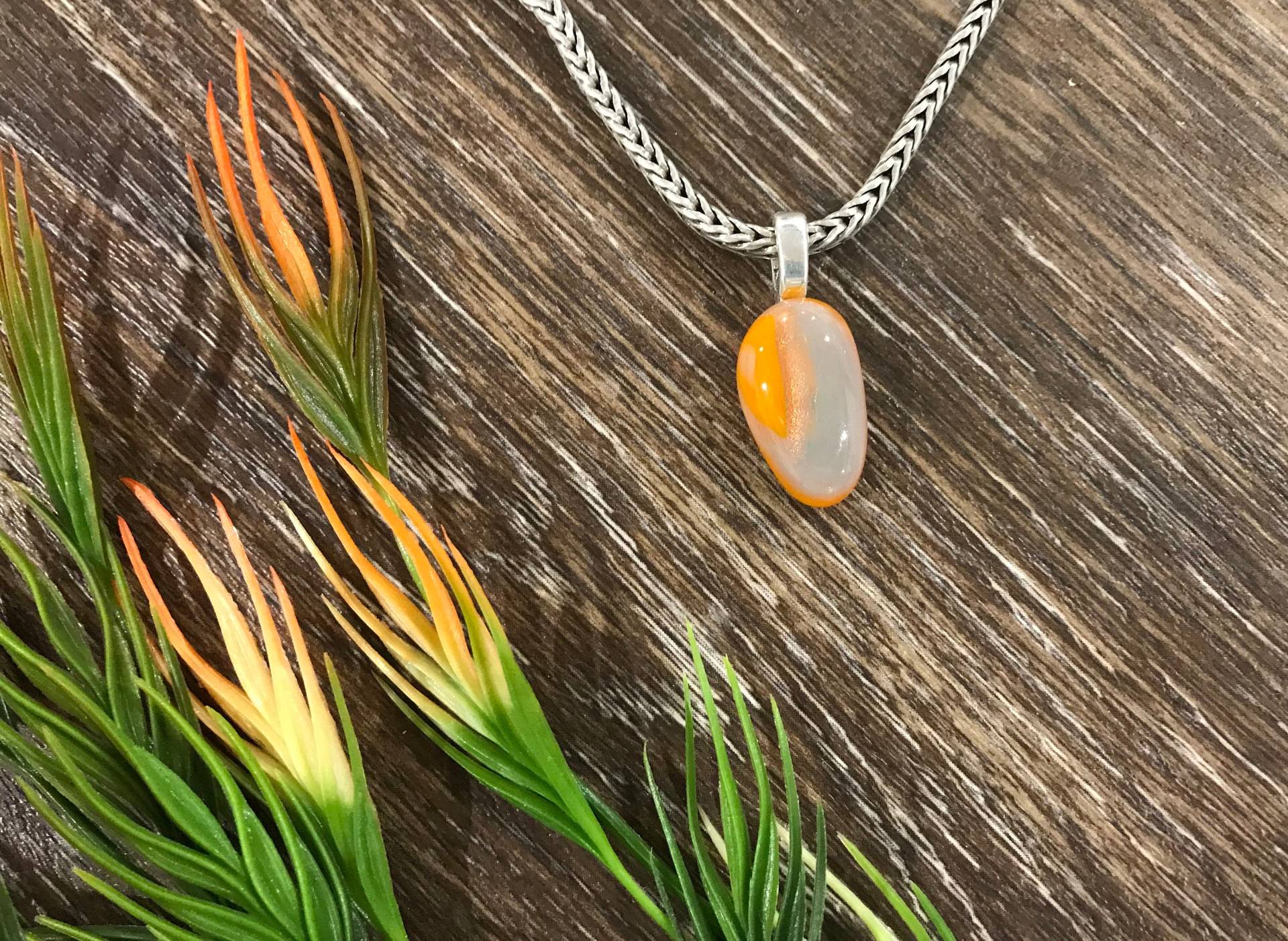 Orange & Grau Dichroic Geschmolzenes Glas Anhänger, Mehrfarbiger Schmuck Zubehör, Minimal Schmuck, Zierliche Anhänger Orange & Grau Dichroic Geschmolzenes Glas Anhänger, Mehrfarbiger Schmuck Zubehör, Minimal Schmuck, Zierliche Anhänger von MidwayMercantileCo