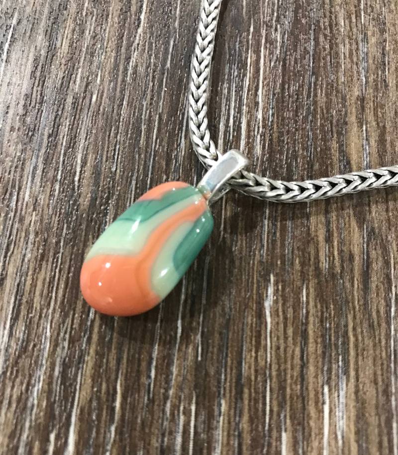 Pfirsich & Grün Geschmolzene Glas Anhänger, Dichroic Glas, Kunst Schmuck, Grüner Trendiger Frühlingsschmuck von MidwayMercantileCo