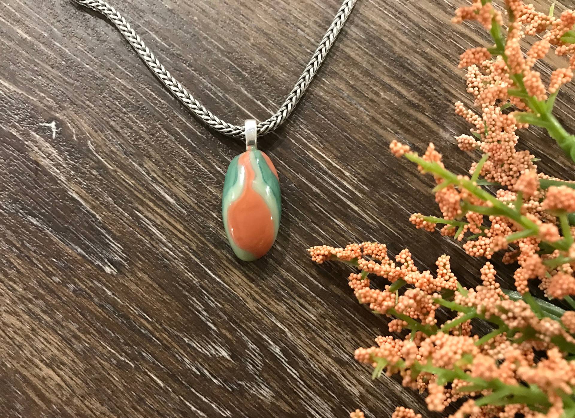 Pfirsich & Grün Geschmolzene Glas Anhänger, Frühling Pastell Schmuck, Minimal Zierliche Dichroic Anhänger Pfirsich & Grün Geschmolzene Glas Anhänger, Frühling Pastell Schmuck, Minimal Zierliche Dichroic Anhänger von MidwayMercantileCo