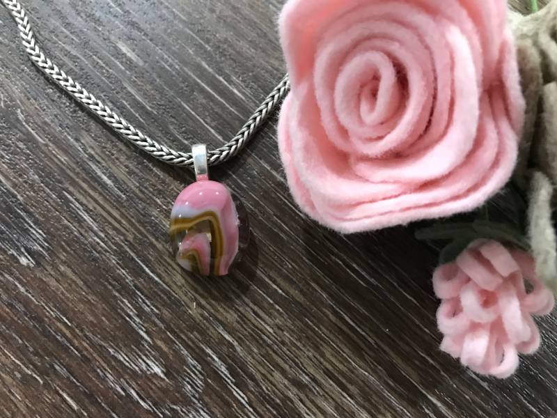 Rosa, Braun & Weiß Geschmolzener Glas Anhänger, Kunst Schmuck, Mehrfarbiger Pretty in Pink, Camo Schmuck von MidwayMercantileCo