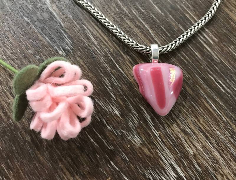 Rosa Dichroic Anhänger Aus Geschmolzenem Glas, Anhänger, Elegante Brautjungfer Schmuck, Glas Mehrfarbiger Für Ketten Rosa Dichroic Anhänger Aus Geschmolzenem Glas, Anhänger, Elegante Brautjungfer Schmuck, Glas Mehrfarbiger Für Ketten von MidwayMercantileCo