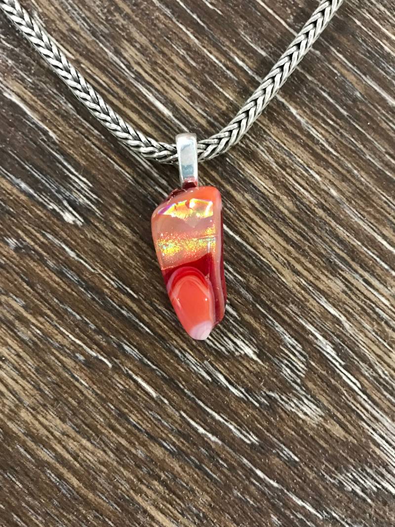 Roter Dichroic Geschmolzener Glas Anhänger, Punkt Anhänger Für Kette, Rustikaler Schmuck, Stammes Unisex Roter Dichroic Geschmolzener Glas Anhänger, Punkt Anhänger Für Kette, Rustikaler Schmuck, Stammes Unisex von MidwayMercantileCo