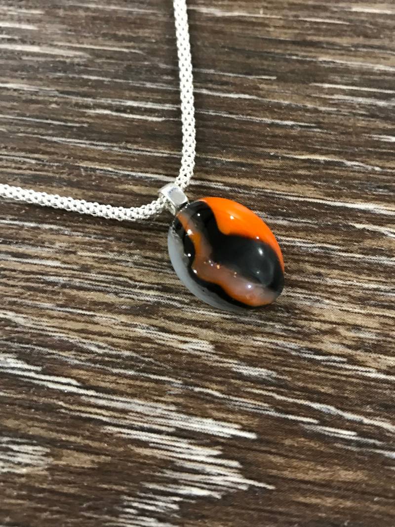 Schwarz Orange Weiß Geschmolzene Glas Anhänger, Halloween Schmuck, Gothic Goth Geschenk Für Ihn, Unisex Schmuck Geschenke, Glaskunst Schwarz Orange Weiß Geschmolzene Glas Anhänger, Halloween Schmuck, Gothic Goth Geschenk Für Ihn, Unisex Schmuck Geschenke, Glaskunst von MidwayMercantileCo