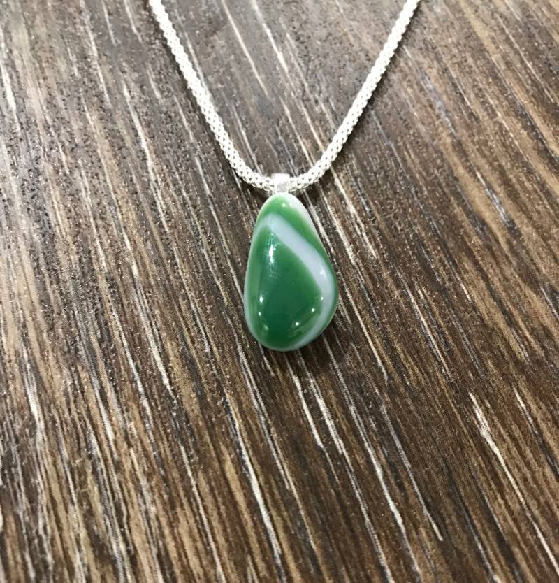 Zarte Grün & Rosa Geschmolzene Glas Anhänger, Moderner Schmuck Für Sie, Trendy Ihn, Teardrop Brautjungfer Geschenke von MidwayMercantileCo