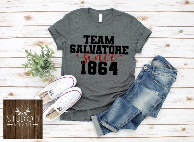 Team Salvatore Hallo Bruder, Vampir Shirt, Fan Geschenkidee, Brothers, Seit 1864 Team Salvatore Hallo Bruder, Vampir Shirt, Fan Geschenkidee, Brothers, Seit 1864 von MidwestThreadsWI