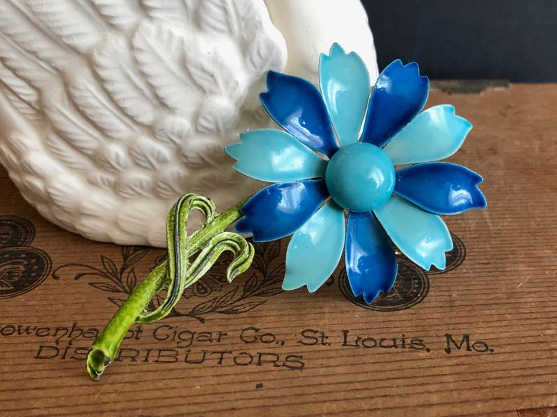 Blaue Blume Pin Vintage Gänseblümchen Emaille Metall Grün Stiel von MidwestVintageShop