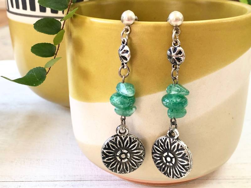 Blume Ohrringe Dangly Grün Stein Perlen Silber Metall Vintage Schmuck Ohrstecker von MidwestVintageShop