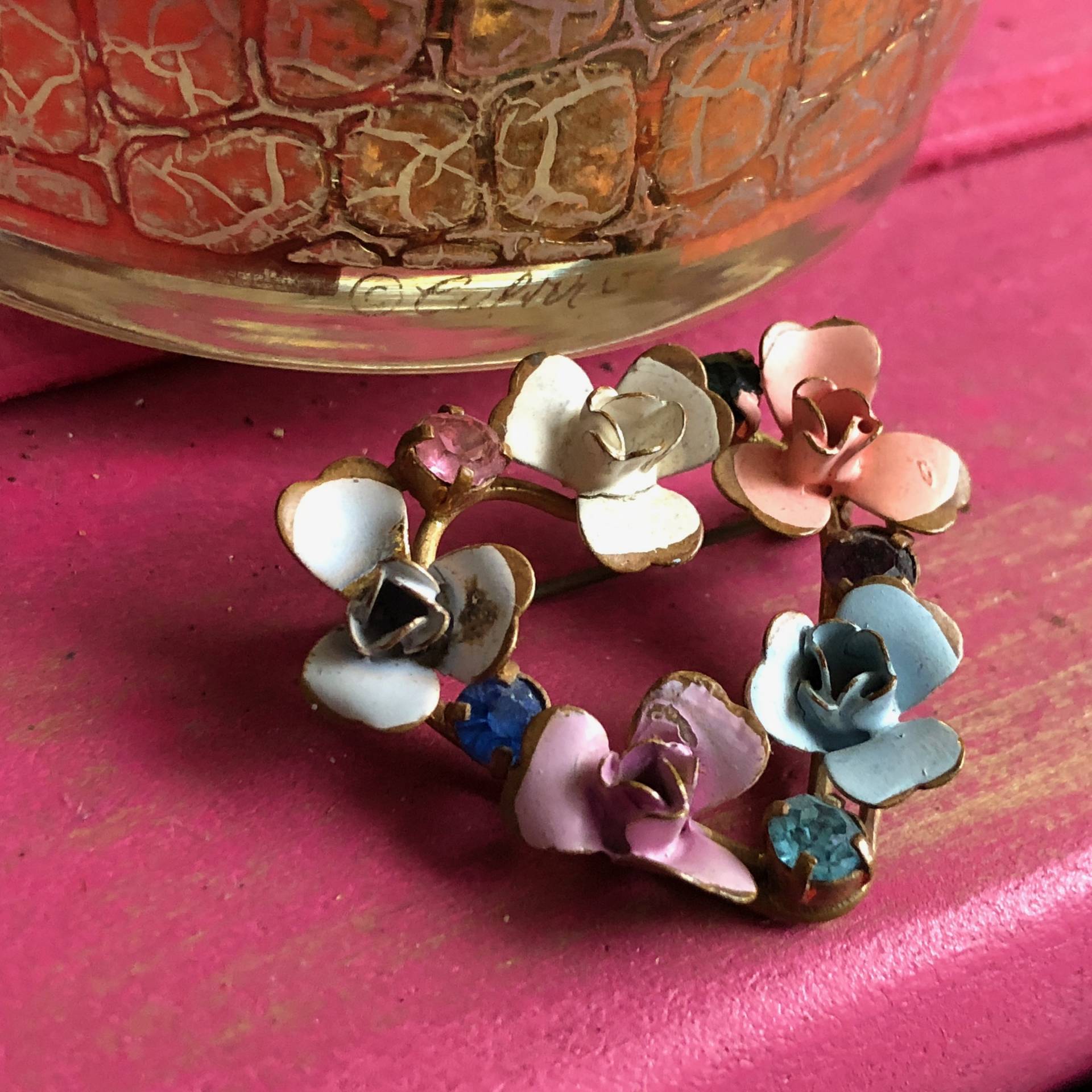 Blume Pin Herz Geformt Esche Gold Metall Strass Vintage Kleine Schmuck Gemalt Rosa Blau Weiß Pfirsich Blütenblätter Muttertagsgeschenk von MidwestVintageShop