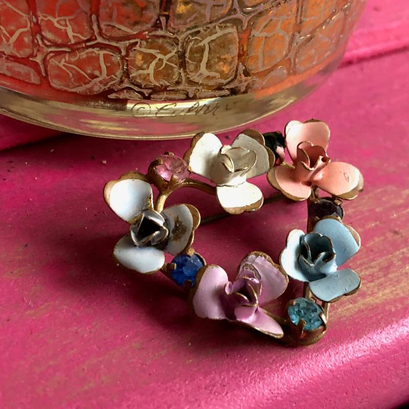 Blume Pin Herz Geformt Esche Gold Metall Strass Vintage Kleine Schmuck Gemalt Rosa Blau Weiß Pfirsich Blütenblätter Muttertagsgeschenk von MidwestVintageShop