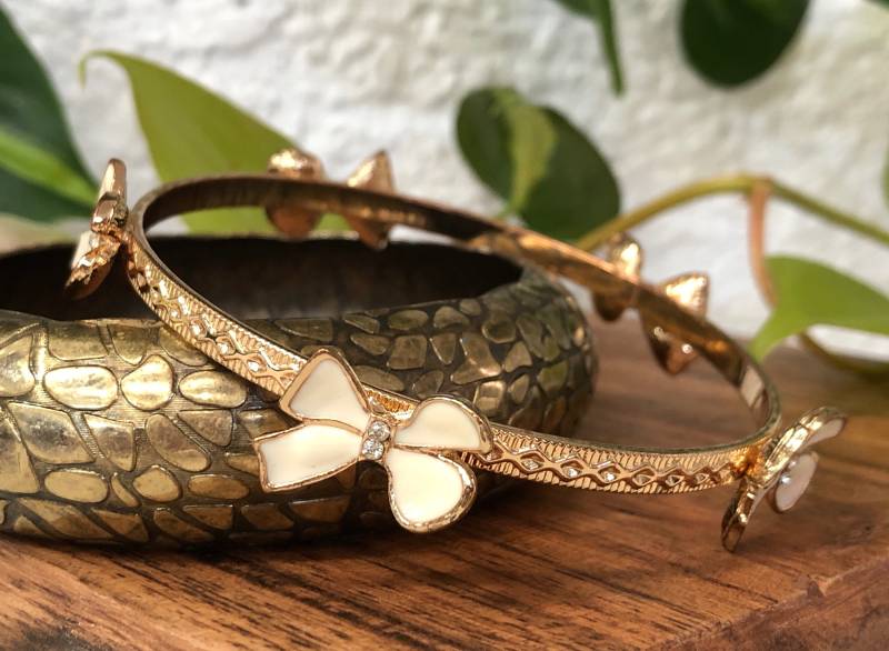Bogen Armband Gold Metall Armreif Weiß Bögen Emaille Strass Vintage Beunruhigt Boho Schmuck Bogen Armband Gold Metall Armreif Weiß Bögen Emaille Strass Vintage Beunruhigt Boho Schmuck von MidwestVintageShop