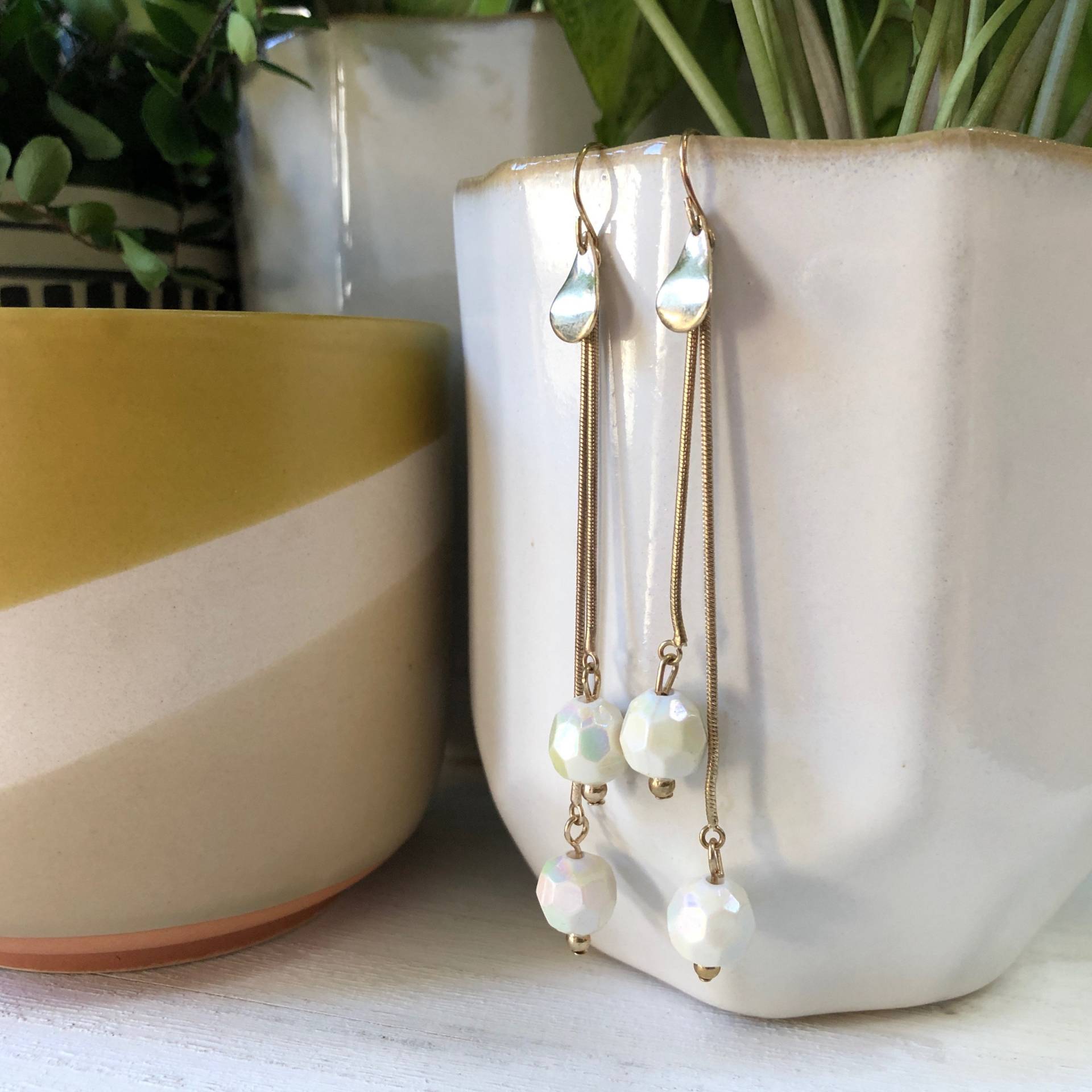 Dangly Ohrringe Silber Teardrop Runde Kette Weiß Schillernden Perlen Vintage Schmuck von MidwestVintageShop