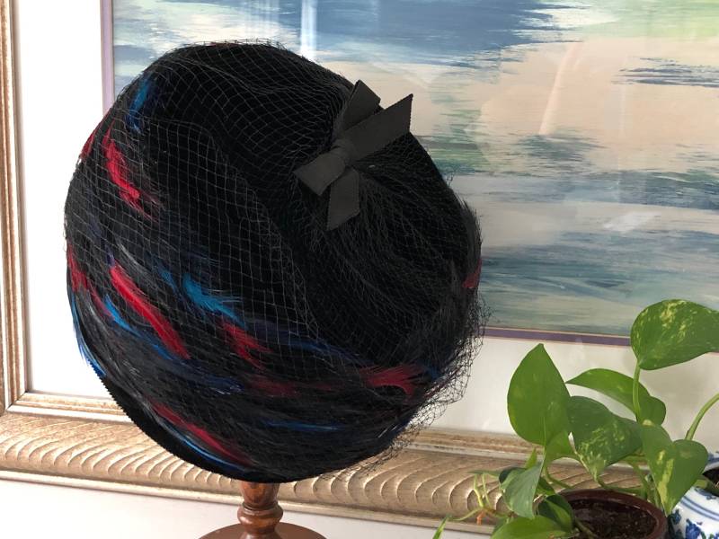 Feder Hut Cloche Samt Schwarz Rand Rot Blau Federn Tüll Schleife Band Vintage Am Besten Fit Damen Klein Feder Hut Cloche Samt Schwarz Rand Rot Blau Federn Tüll Schleife Band Vintage Am Besten Fit Damen Klein von MidwestVintageShop