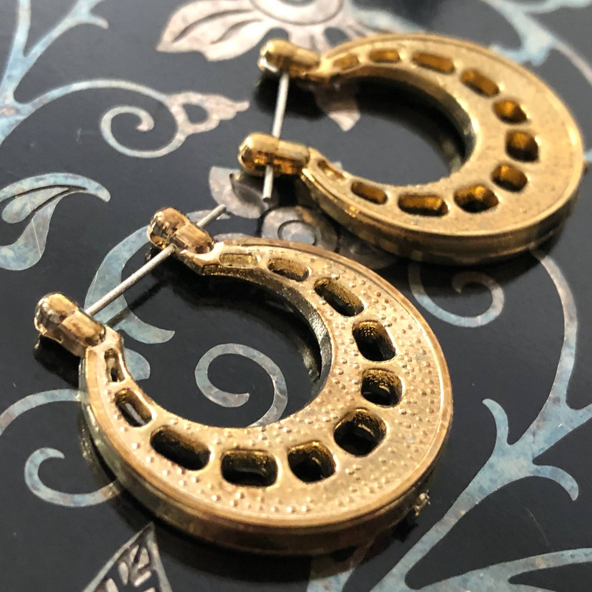 Gold Creolen Kleine Schleifen Ton Metall Vintage Distressed Dangly Ohrringe Kostüm Schmuck von MidwestVintageShop