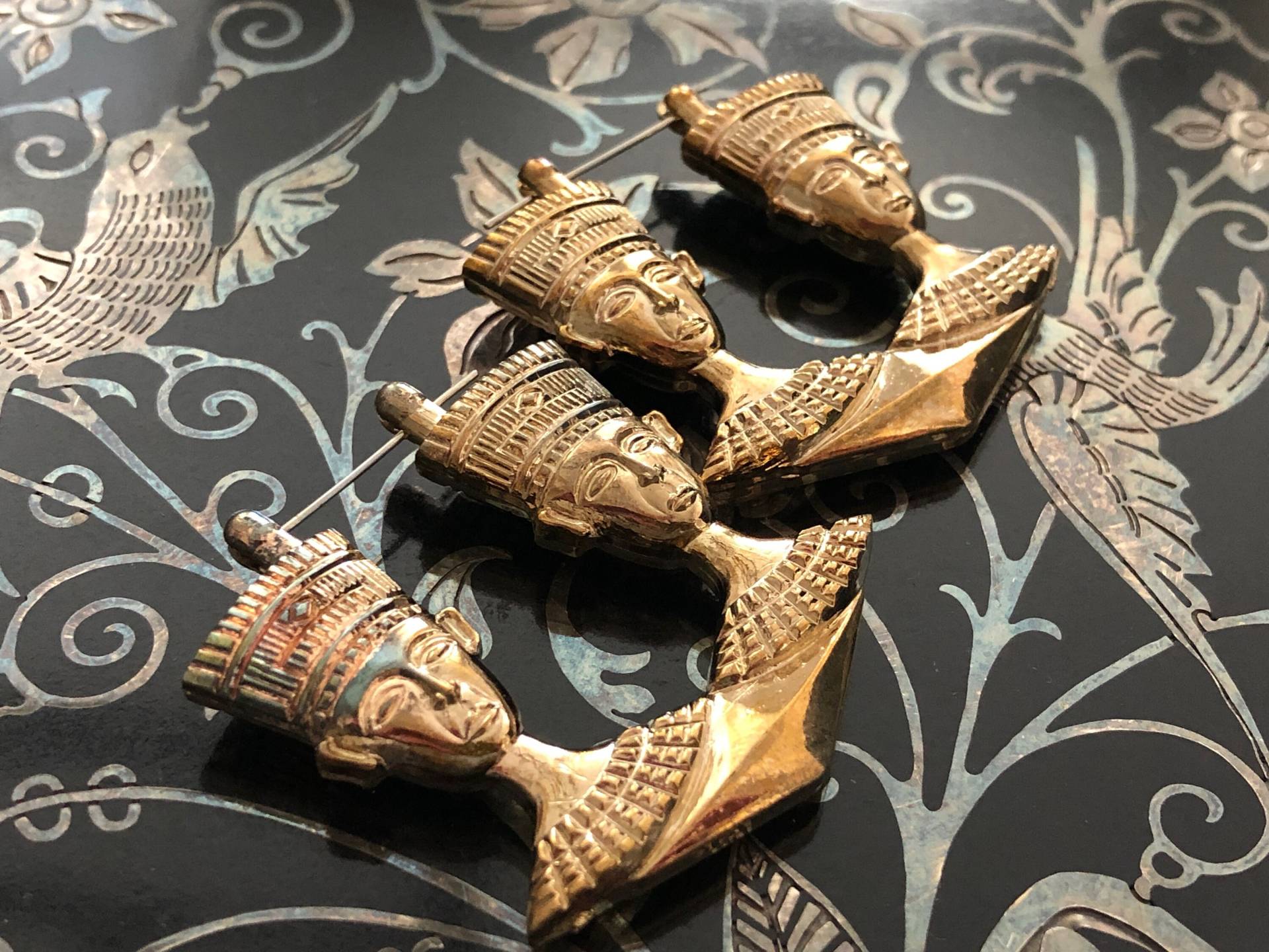 Gold Creolen Metall Vintage Distressed Große Dangly Ohrringe Kostüm Schmuck von MidwestVintageShop