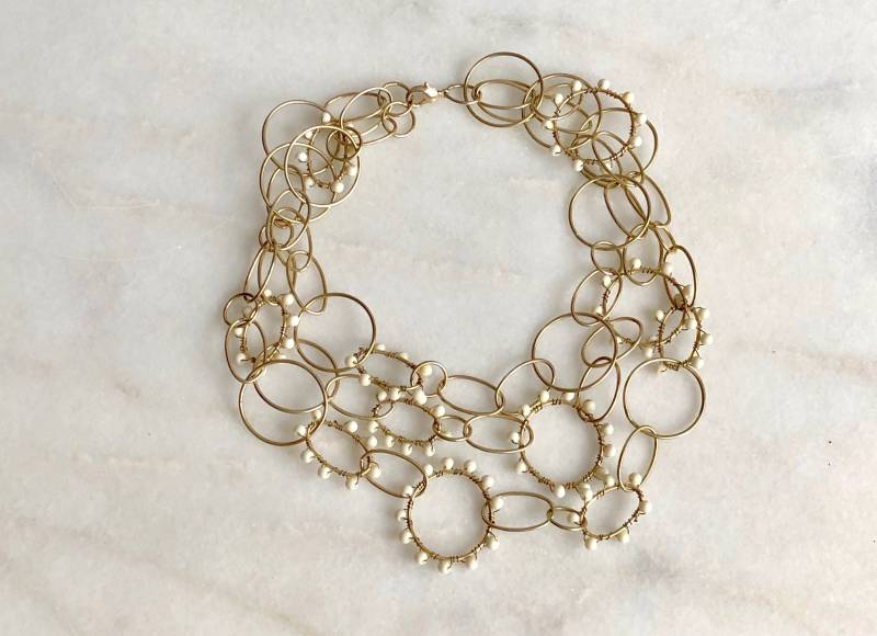 Gold Halskette Weiße Perlen Kette Ringe Multistrand Statement Halsband Kragen Vintage Distressed Schmuck von MidwestVintageShop