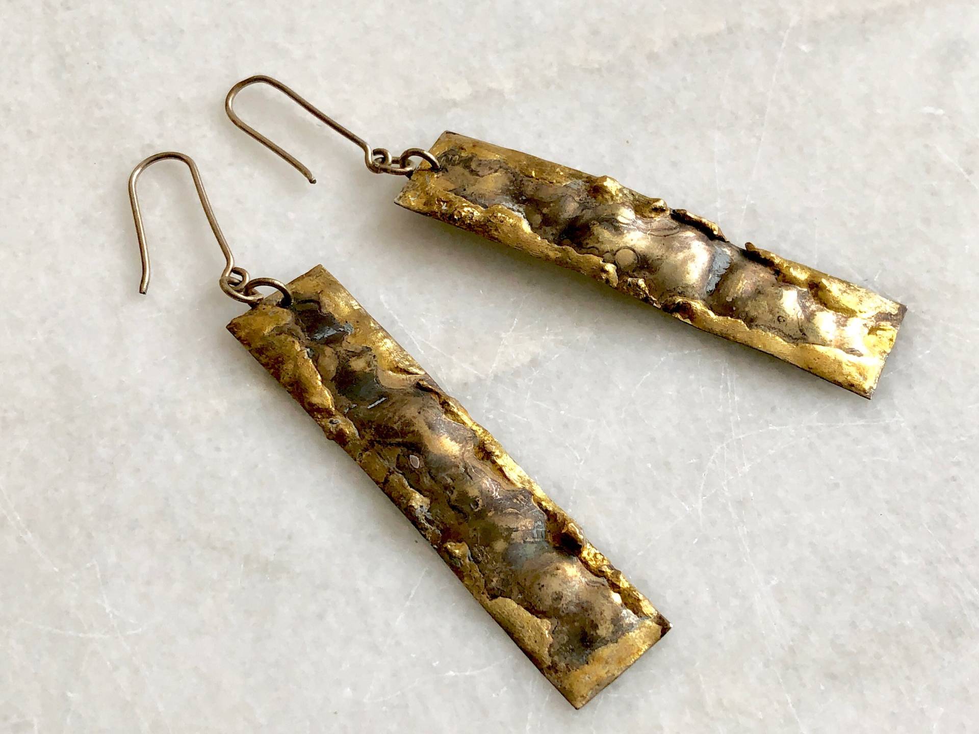 Gold Ohrringe Dangly Rechteckigen Metall Vintage Distressed Geschmolzenen Messing Metallic Patina Gold Ohrringe Dangly Rechteckigen Metall Vintage Distressed Geschmolzenen Messing Metallic Patina von MidwestVintageShop