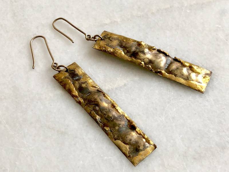 Gold Ohrringe Dangly Rechteckigen Metall Vintage Distressed Geschmolzenen Messing Metallic Patina Gold Ohrringe Dangly Rechteckigen Metall Vintage Distressed Geschmolzenen Messing Metallic Patina von MidwestVintageShop