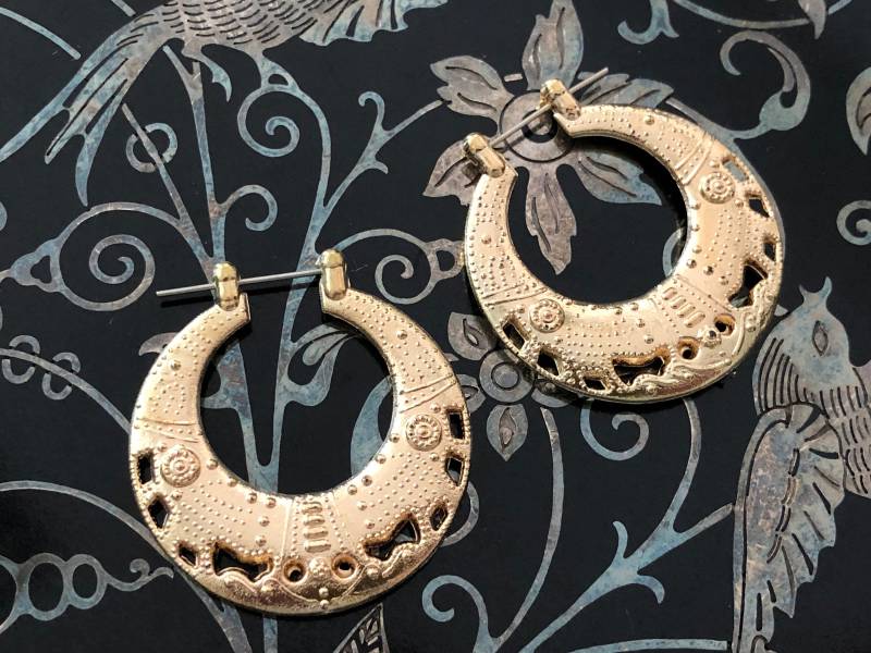 Gold Ohrringe Kleine Schleifen Ton Metall Vintage Distressed Dangly Kostüm Schmuck von MidwestVintageShop