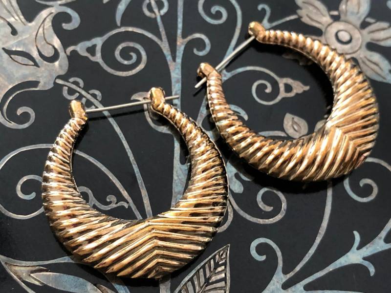 Gold Ohrringe Strukturiert Ton Metall Vintage Distressed Dangly Kostüm Schmuck von MidwestVintageShop