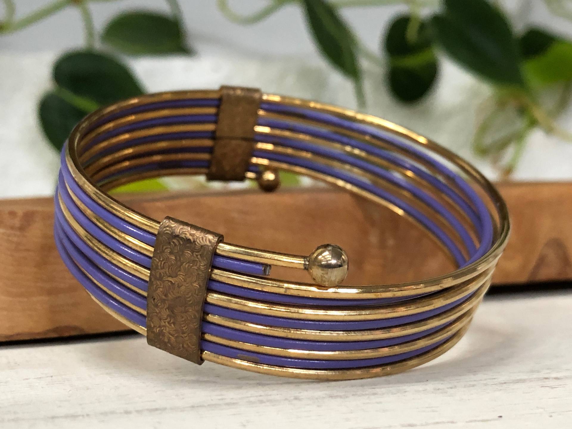 Lila Armband Gold Ton Messing Metall Geätzt Floral Spirale Manschette Emaille Armreif Vintage Distressed Schmuck Boho Geschenk Lila Armband Gold Ton Messing Metall Geätzt Floral Spirale Manschette Emaille Armreif Vintage Distressed Schmuck Boho Geschenk von MidwestVintageShop