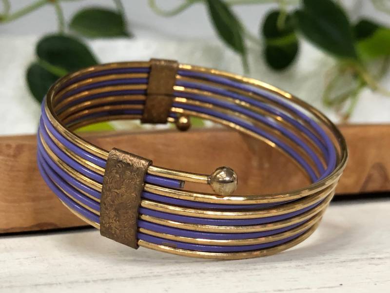 Lila Armband Gold Ton Messing Metall Geätzt Floral Spirale Manschette Emaille Armreif Vintage Distressed Schmuck Boho Geschenk Lila Armband Gold Ton Messing Metall Geätzt Floral Spirale Manschette Emaille Armreif Vintage Distressed Schmuck Boho Geschenk von MidwestVintageShop