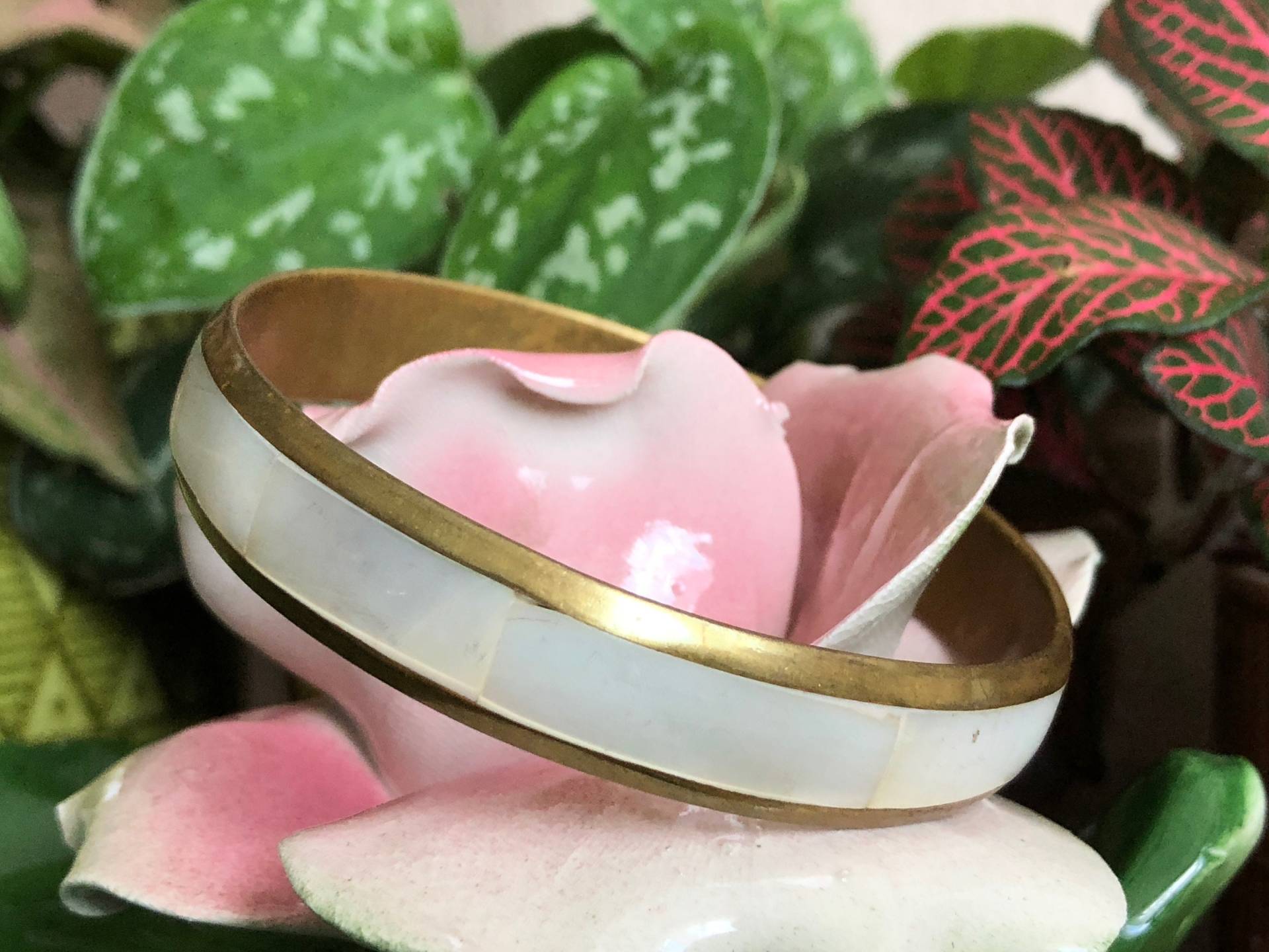 Manschette Armband Vintage Messing Perle Weiß Inlay Armreif Shell Manschette Armband Vintage Messing Perle Weiß Inlay Armreif Shell von MidwestVintageShop