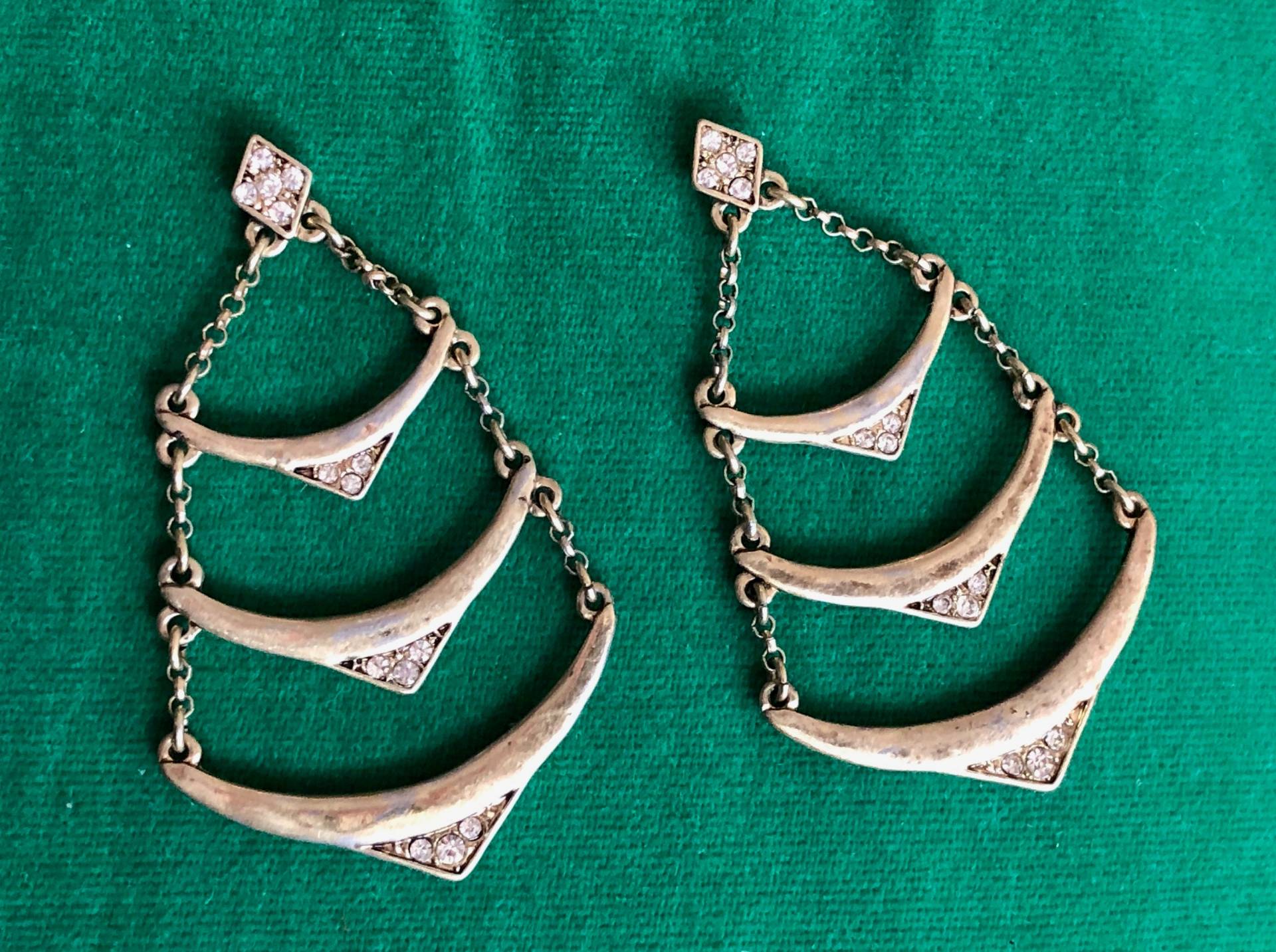 Messing Gold Ohrringe Kronleuchter Dangly Strass Dreieck Diamant Rustikale Vintage Distressed Geschmolzenen Metall Metallic Patina von MidwestVintageShop