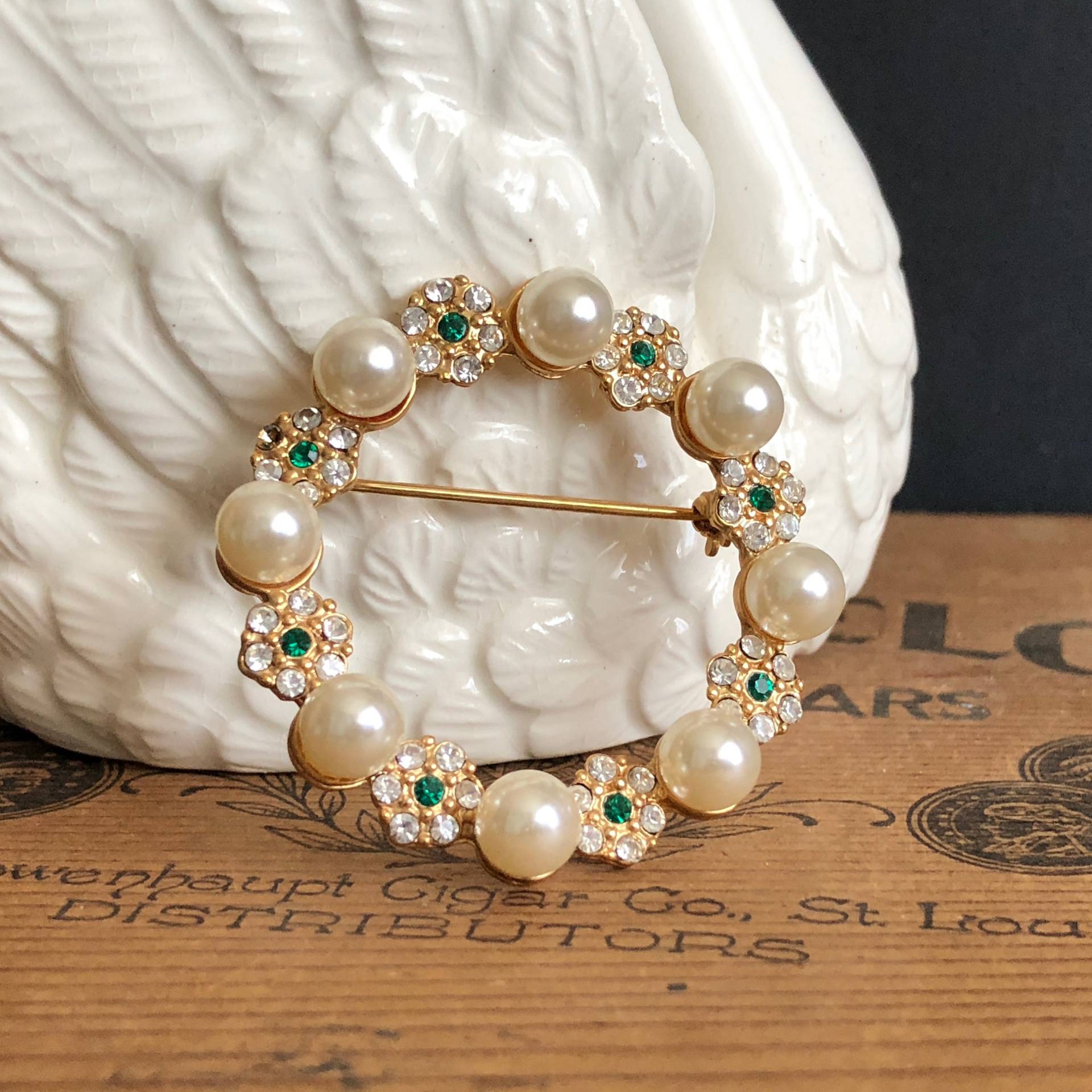 Perle Pin Grün Weiß Strass Blumen Kreis Brosche Faux Perlen Gold Metall Vintage Schmuck von MidwestVintageShop