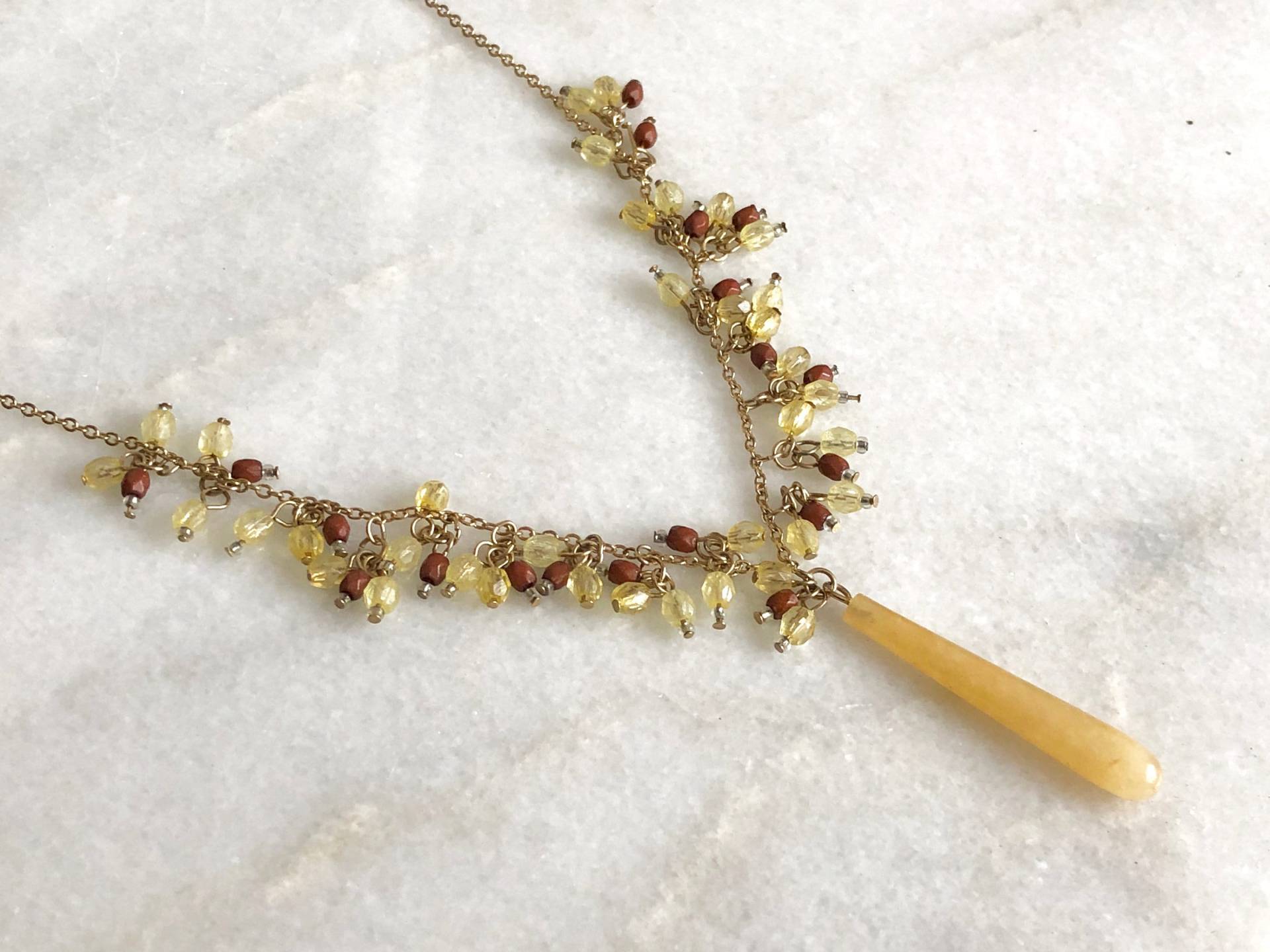 Perlen Halskette Teardrop Anhänger Gelb Maroon Vintage Distressed Schmuck Perlen Halskette Teardrop Anhänger Gelb Maroon Vintage Distressed Schmuck von MidwestVintageShop