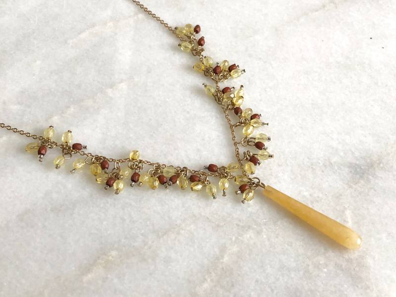 Perlen Halskette Teardrop Anhänger Gelb Maroon Vintage Distressed Schmuck Perlen Halskette Teardrop Anhänger Gelb Maroon Vintage Distressed Schmuck von MidwestVintageShop