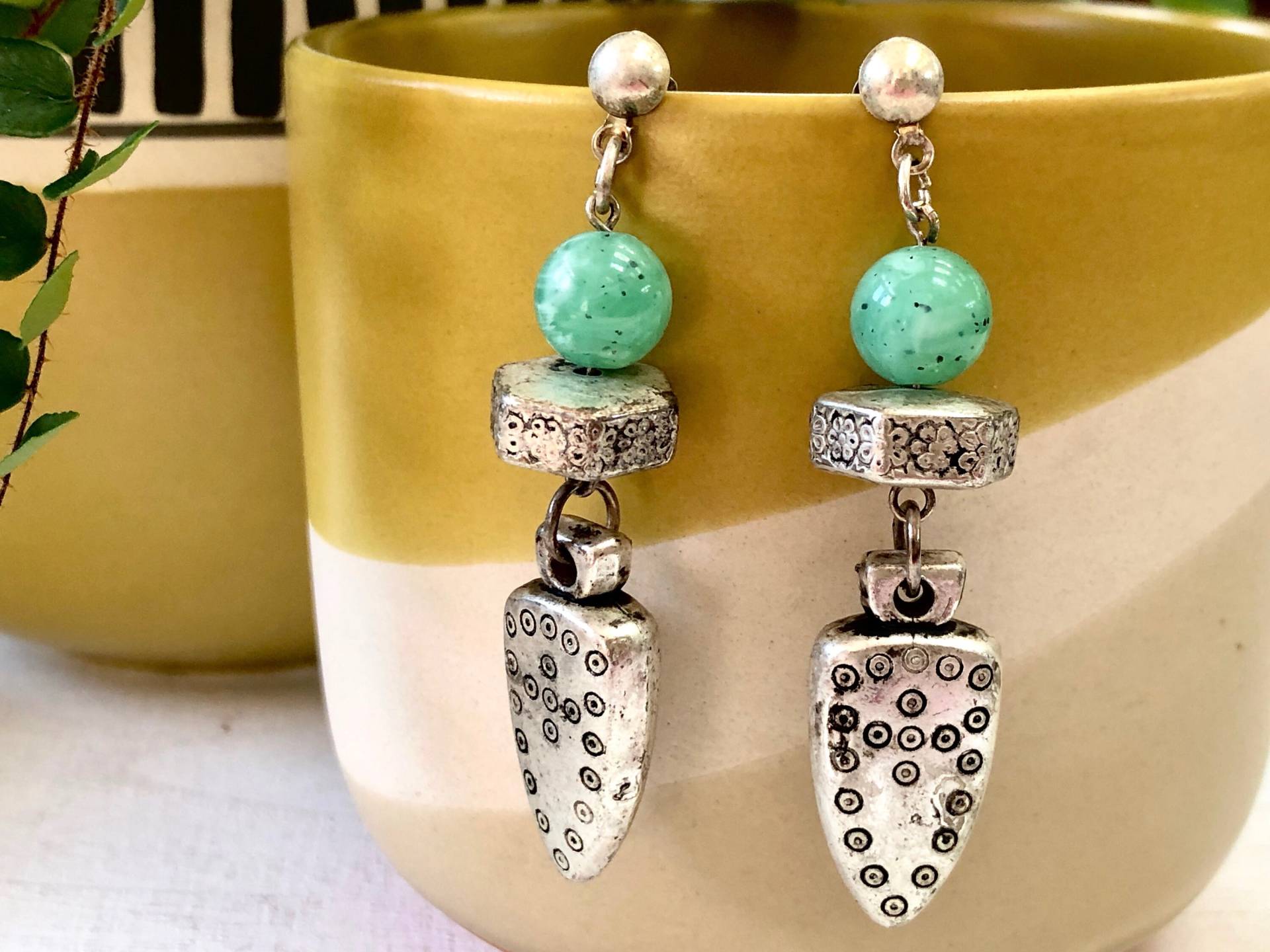 Pfeilspitze Ohrringe Dangly Silber Metall Grün Stein Perlen Vintage Schmuck Ohrstecker von MidwestVintageShop