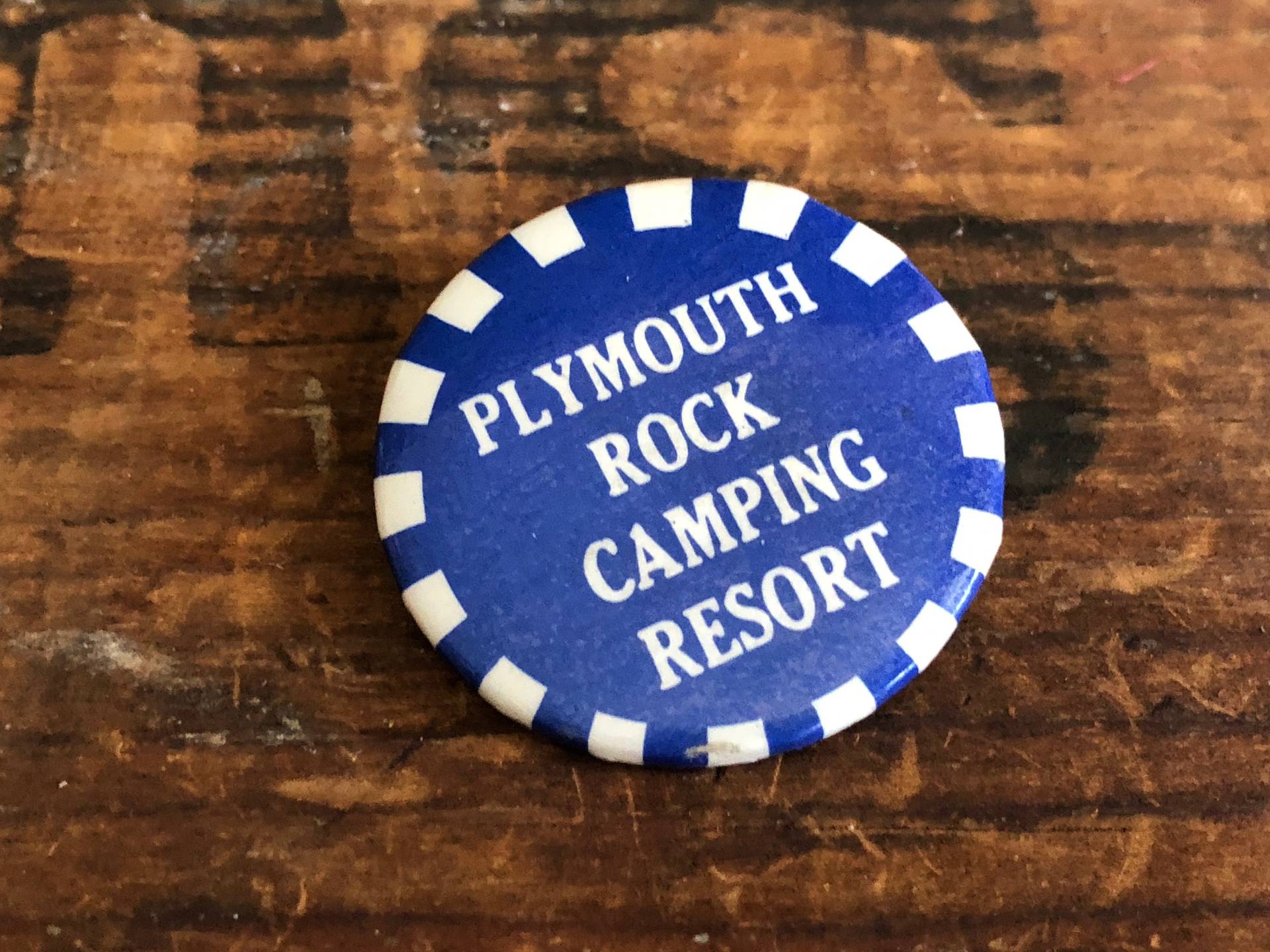 Plymouth Rock Camping Resort Button Kleine Metall Abzeichen Pinback Vintage Distressed Weiß Rot Blau Plymouth Rock Camping Resort Button Kleine Metall Abzeichen Pinback Vintage Distressed Weiß Rot Blau von MidwestVintageShop