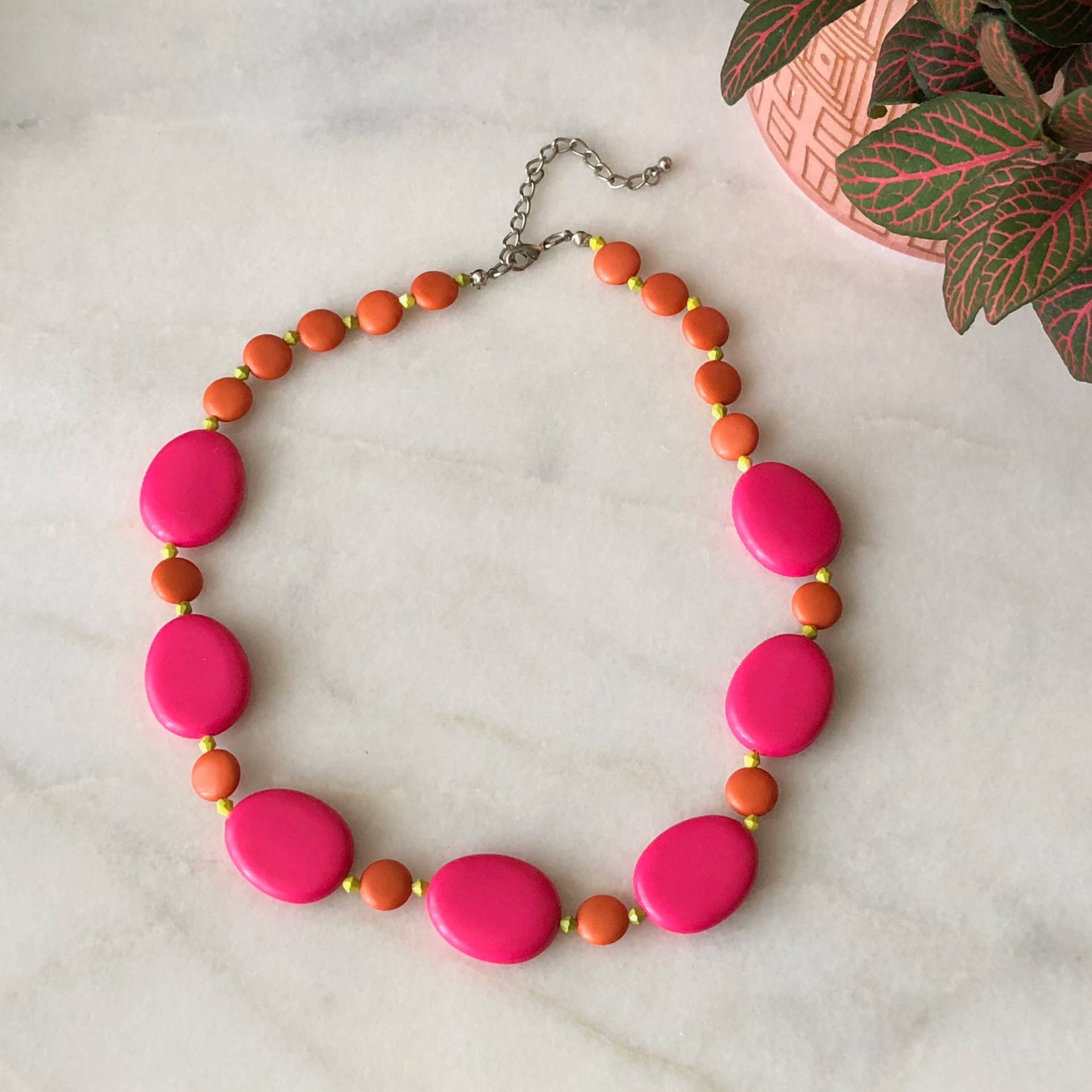 Rosa Halskette Vintage Flache Ovale Perlen Runde Orange Metall Kette Kunststoff Gelb Fuschia Magenta Mod Distressed Rosa Halskette Vintage Flache Ovale Perlen Runde Orange Metall Kette Kunststoff Gelb Fuschia Magenta Mod Distressed von MidwestVintageShop