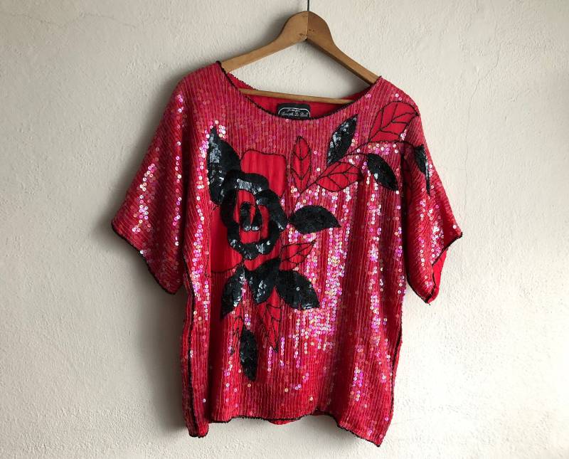 Rote Pailletten Shirt Seide Bluse Schwarz Rose Perlen Blätter Kurzarm Rosa Schillernden Flachen Vintage Distressed Frauen Medium Oder Groß von MidwestVintageShop