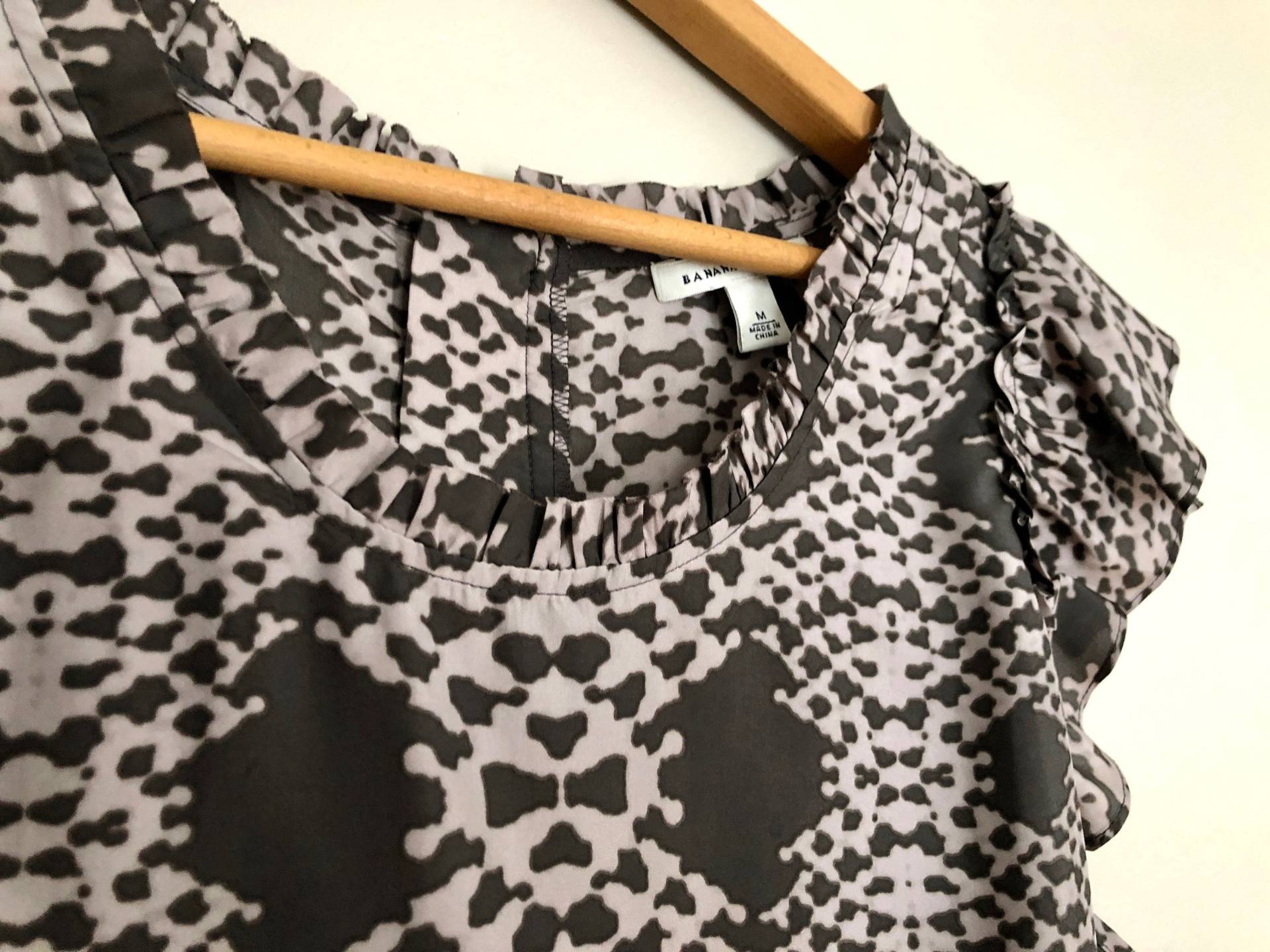 Seide Shirt Schwarz Grau Rüsche Ärmel Krawatte Gürtel Vintage Banane Republik Medium von MidwestVintageShop