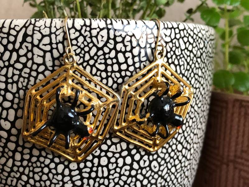 Spinne Ohrringe Gold Metall Web Schwarz Emaille Spinnen Strass Augen Dangly Vintage Gruselige Hexe Halloween Spinne Ohrringe Gold Metall Web Schwarz Emaille Spinnen Strass Augen Dangly Vintage Gruselige Hexe Halloween von MidwestVintageShop