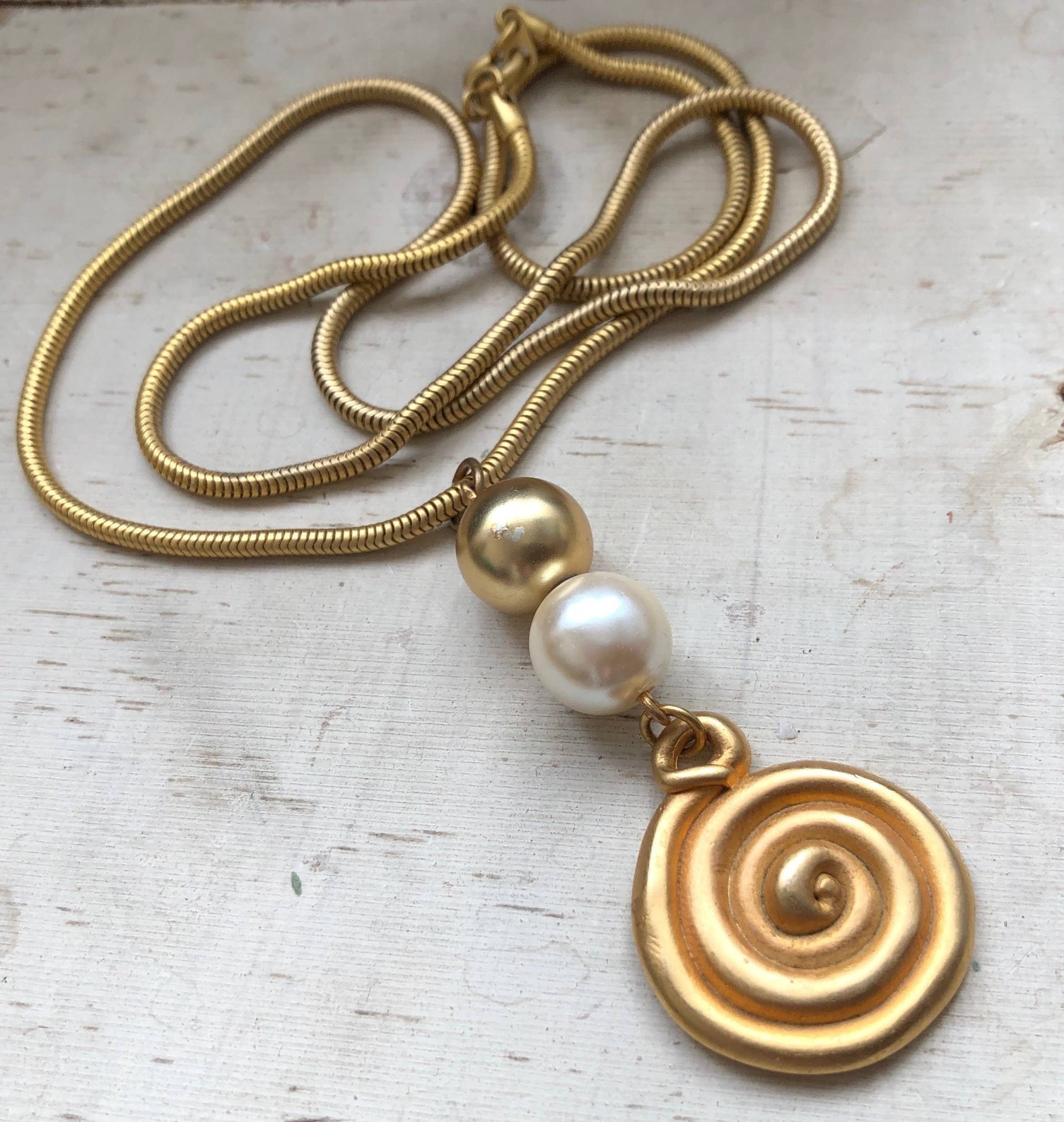 Spirale Halskette Gold Runde Metall Kette Frosted Anhänger Perle Perlen Vintage Schmuck Spirale Halskette Gold Runde Metall Kette Frosted Anhänger Perle Perlen Vintage Schmuck von MidwestVintageShop