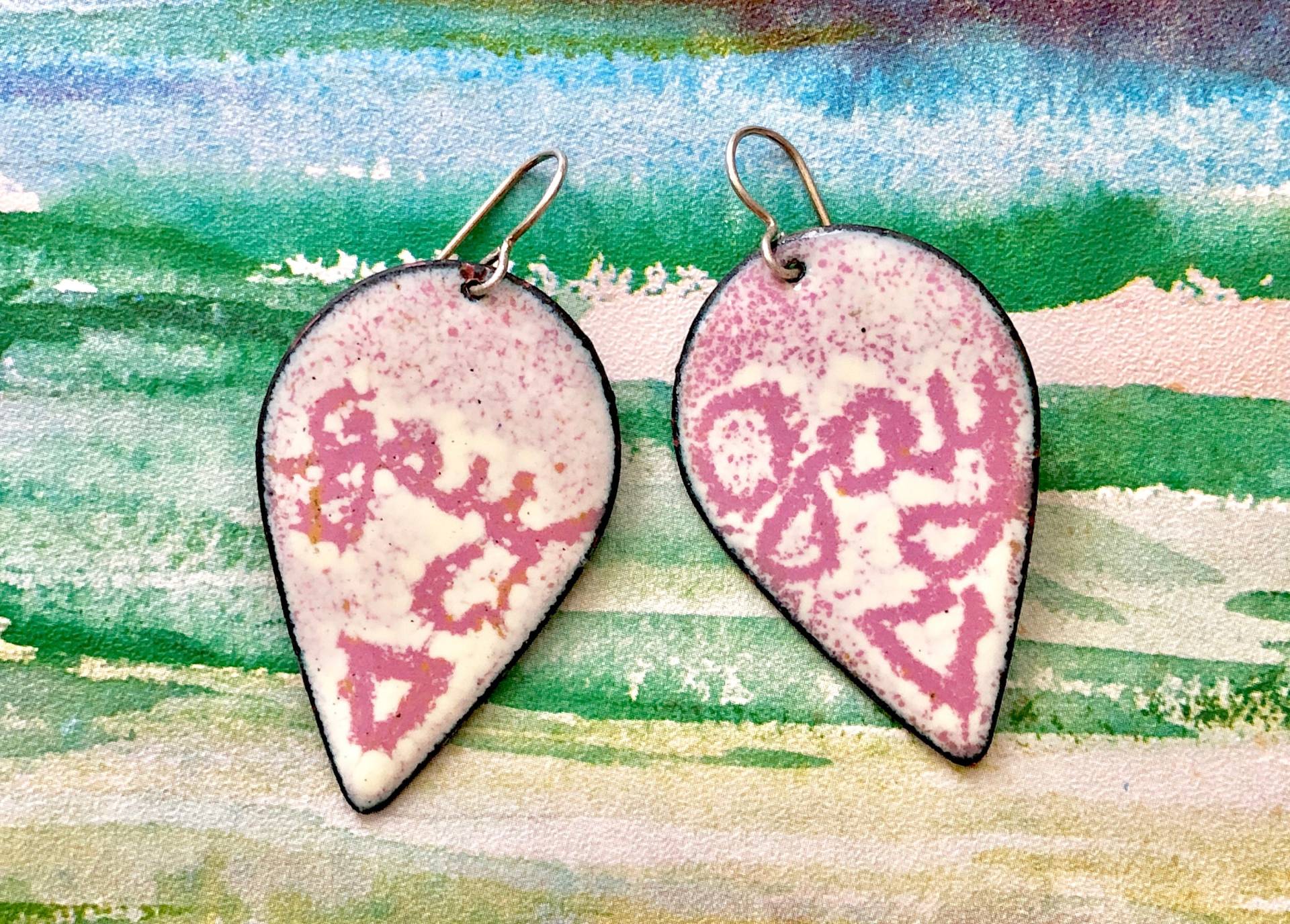 Stolz Eohrringe Gay Skript Dangly Rosa Weiß Emaille Metall Dreieck Stolz Vintage Schmuck von MidwestVintageShop