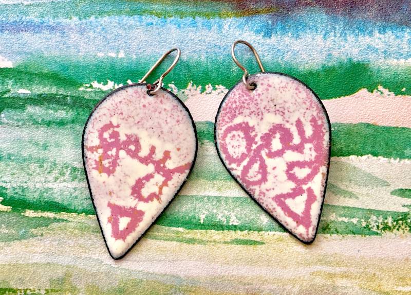 Stolz Eohrringe Gay Skript Dangly Rosa Weiß Emaille Metall Dreieck Stolz Vintage Schmuck von MidwestVintageShop