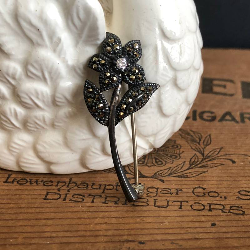 Strass Blume Pin Schwarz Metall Cloisonné Vintage Schmuck Sterling Silber von MidwestVintageShop