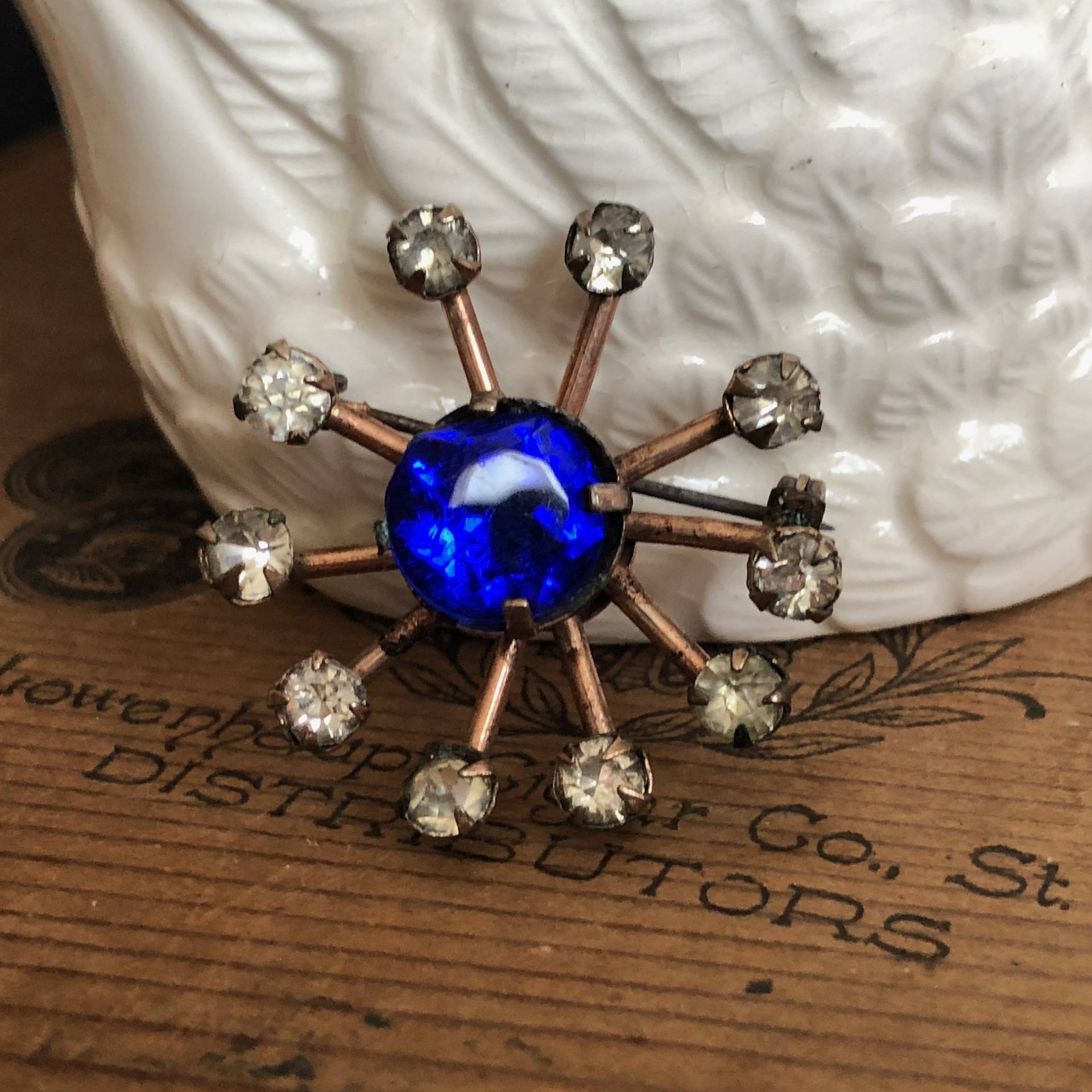 Strass Pin Blau Stein Blume Brosche Weiß Vintage Schmuck von MidwestVintageShop
