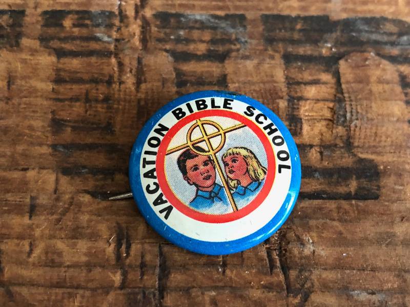 Urlaub Bibel Schule Pin Religiöse Jesus Kreuz Kinder Kleine Metall Abzeichen Pinback Vintage Distressed Weiß Rot Blau Urlaub Bibel Schule Pin Religiöse Jesus Kreuz Kinder Kleine Metall Abzeichen Pinback Vintage Distressed Weiß Rot Blau von MidwestVintageShop