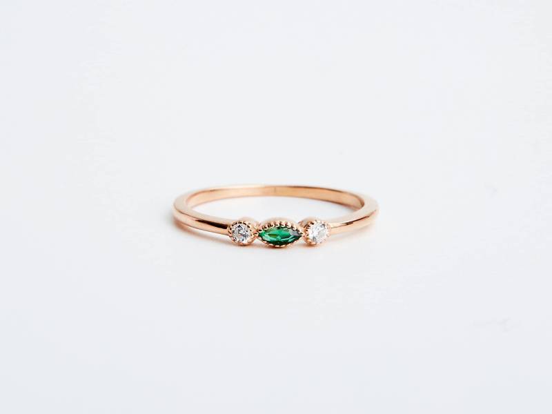 Personalisierte Birthstone Ring 14K Gold Stapelbar, Smaragd Verlobungsring, Personalisierte Handgemachte Schmuck Geschenke Für Mama, Minimalist von MielaJewelry